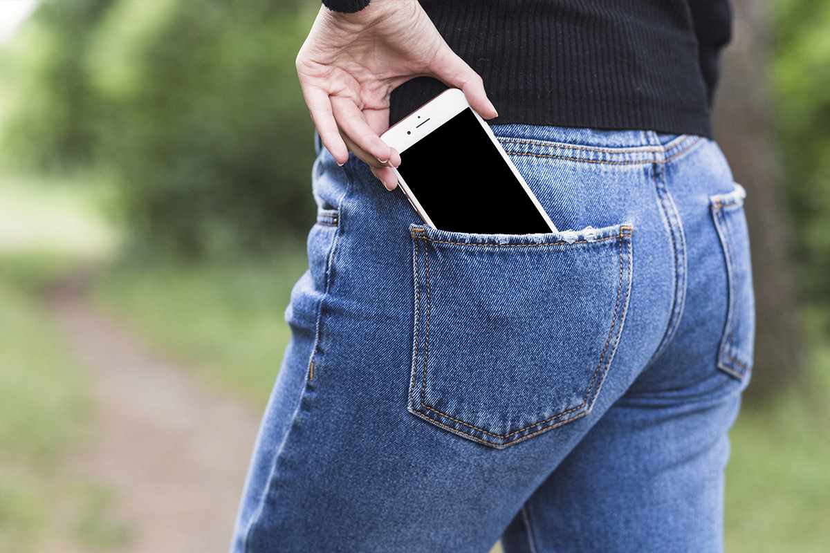 Cellulare nelle tasche dei jeans