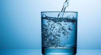 Bere acqua frizzante fa bene o male? La verità che non ti aspetti