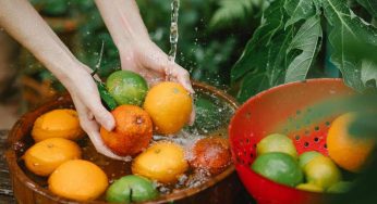 Usi il bicarbonato per lavare frutta e verdura? Attento, non è sicuro
