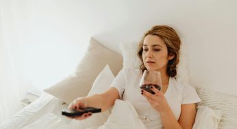 Ecco perché dovresti smettere di dormire con la tv accesa