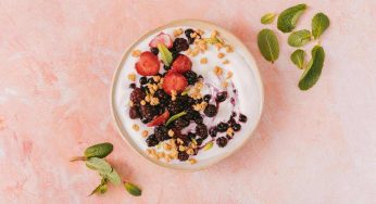 Liquido bianco sullo yogurt: si può mangiare? Ecco cos’è