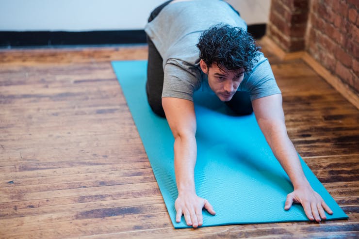 ragazzo che fa yoga