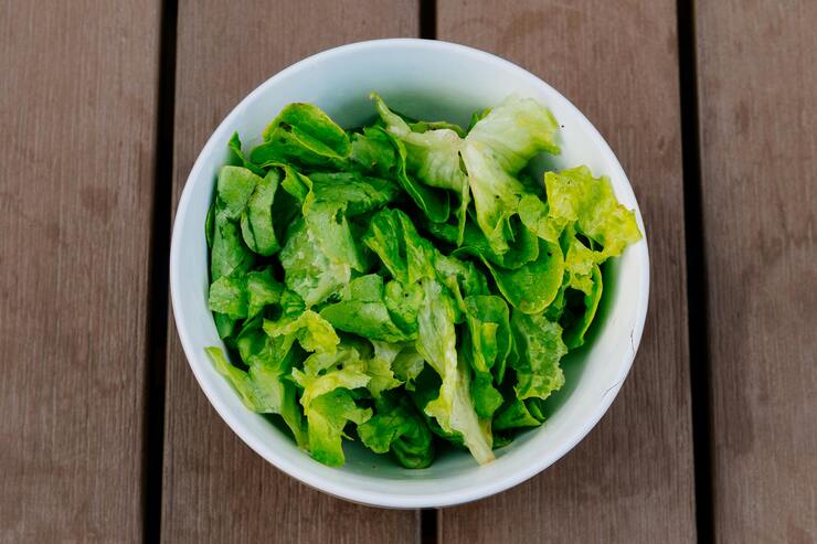 Insalata, latticini e banane