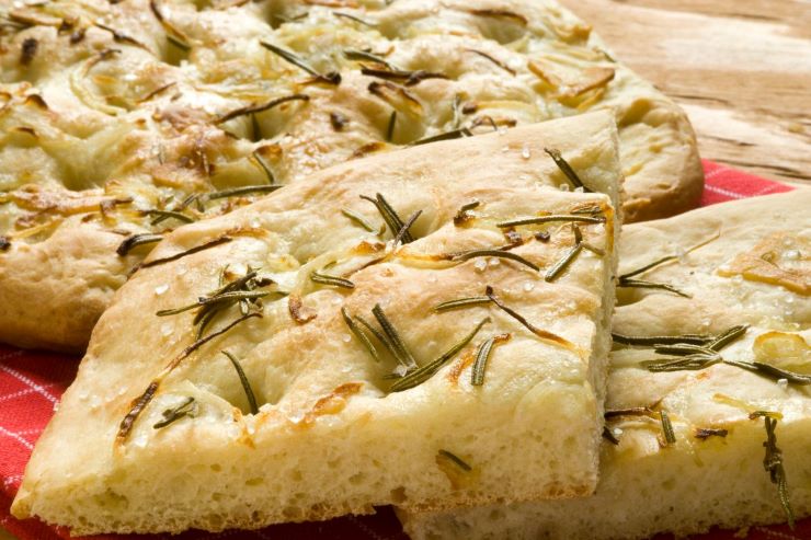 condire la focaccia