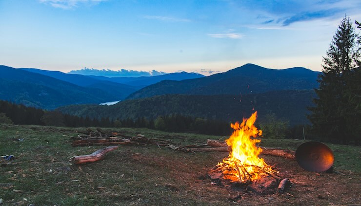 fuoco acceso in montagna