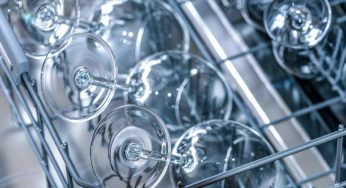 La puzza dentro la lavastoviglie è devastante? Se provi questi due ingredienti insieme ritornerà come appena comprata