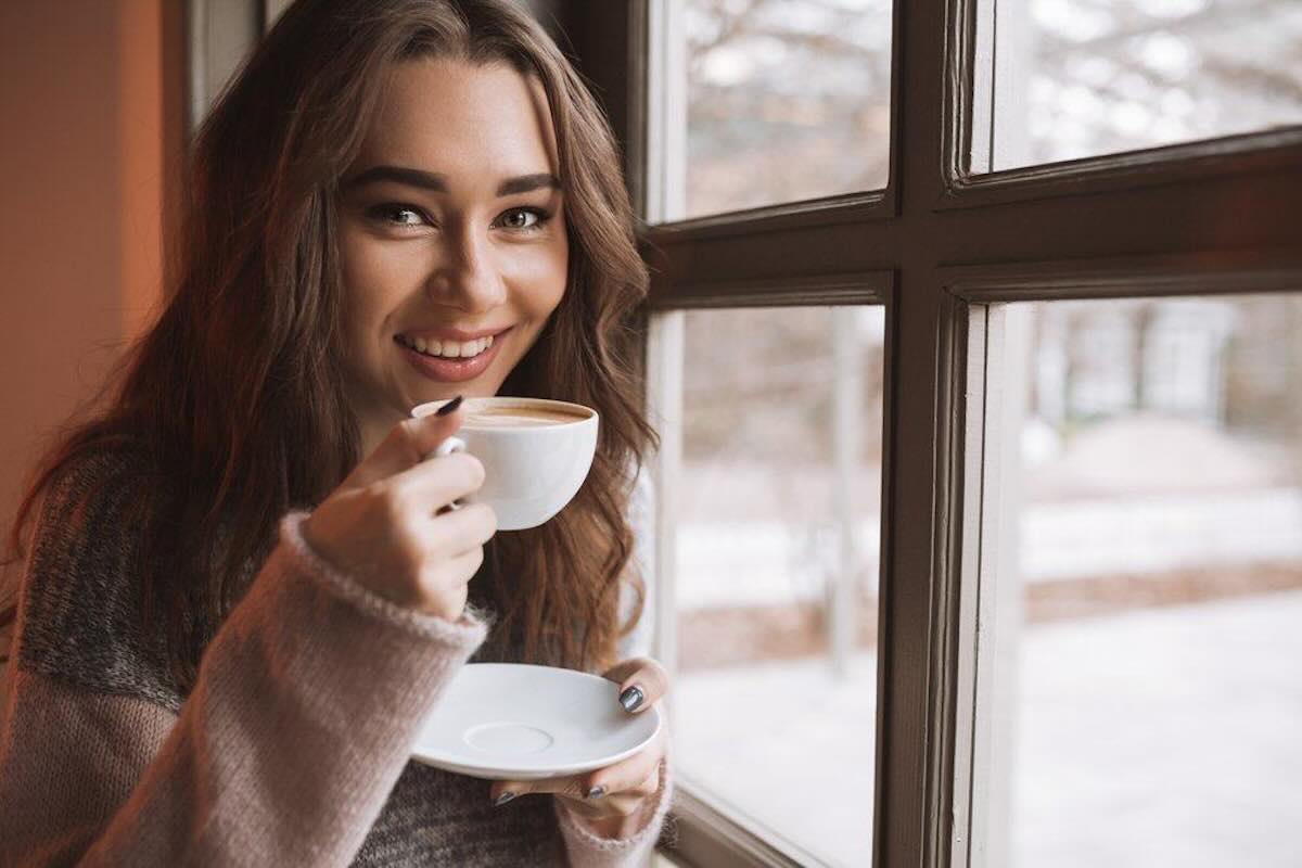 ragazza che beve il caffè