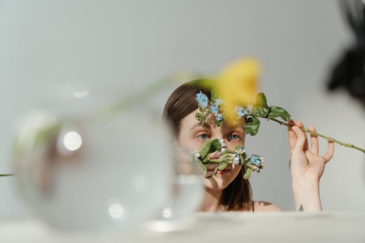 ragazza con fiori e lampadina 