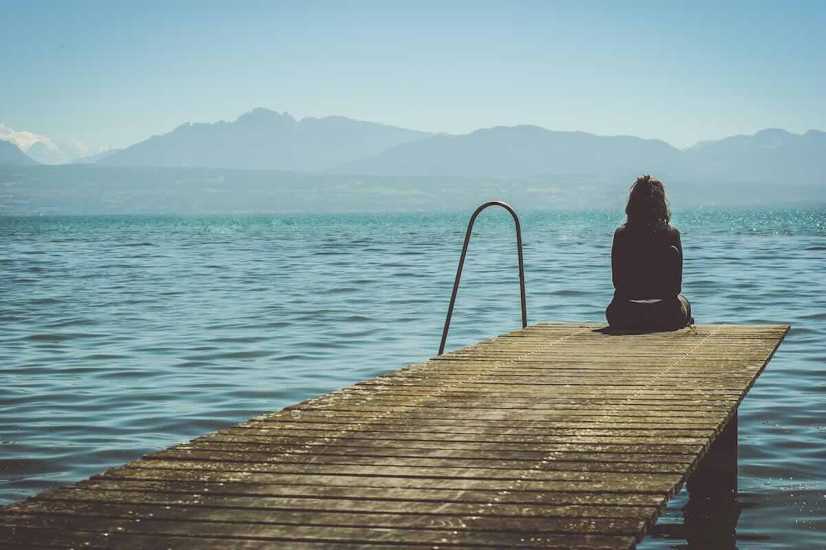 ragazza di fronte al lago