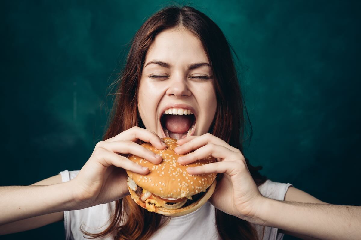 ragazza che mangia un panino