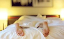 Vestiti negli armadi dell'hotel