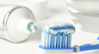 Ogni quanto devo cambiare lo spazzolino da denti? La verità del dentista fa il giro del web: abbiamo sempre sbagliato