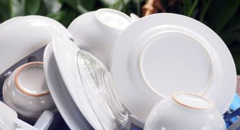Piatti unti e puzzolenti? Il rimedio è quello antico con due ingredienti che hai sempre in casa